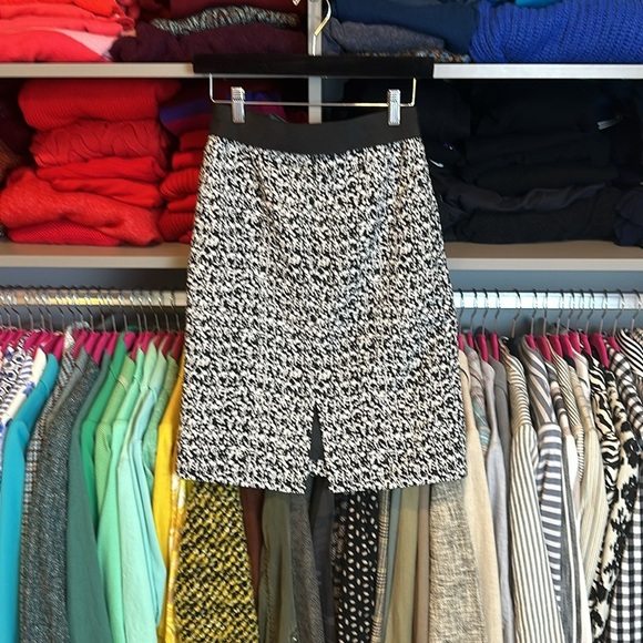 Tahari black and white print skirt size 2 - Picture 3 of 3